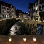 Kerzen auf einer Erftbrücke im abendlichen Bad Münstereifel