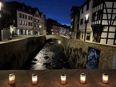 Kerzen auf einer Erftbrücke im abendlichen Bad Münstereifel