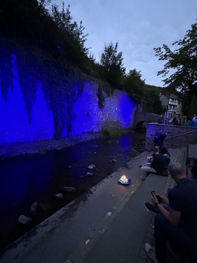 Blick von der Freitreppe auf die Erft; im Vordergrund steht eine Kerze