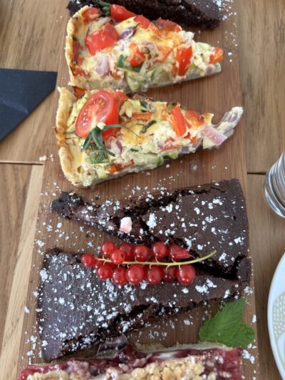 Kuchen und Quiche für die Teilnehmer des Klimacafes BAM